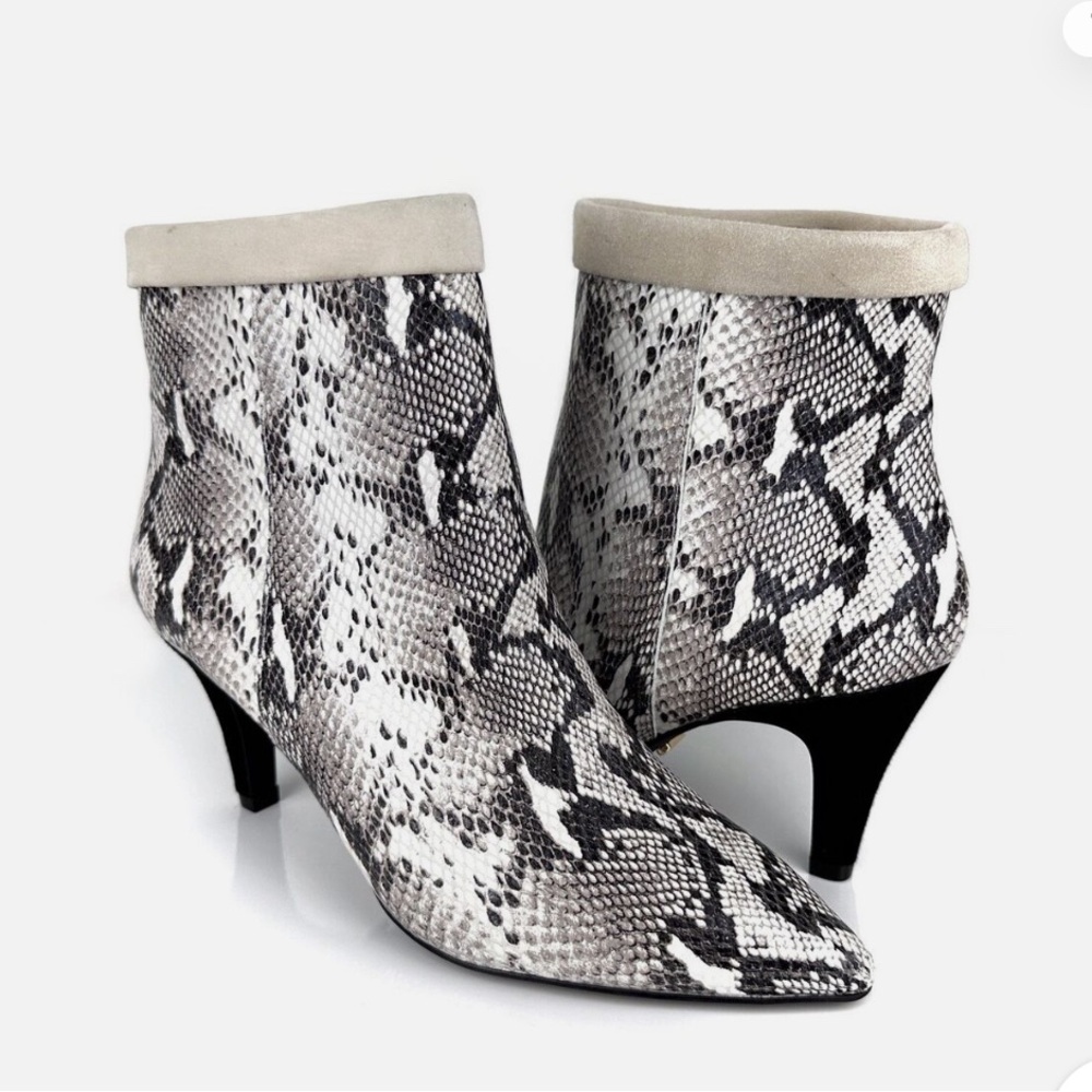 42 Gold Women's Ojai Snakeskin
Print Pointed Toe Leather Booties
Gray Size 8.5